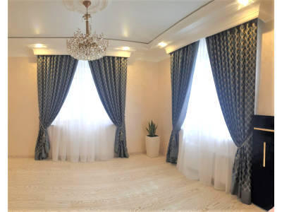 Классические шторы в гостиной фото в интерьере пример 2593