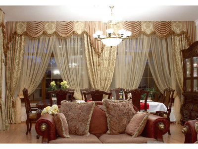 Классические шторы в гостиной фото в интерьере пример 656